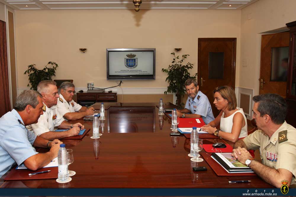 El AJEMA mantiene un encuentro de trabajo con la Ministra de Defensa para analizar el actual despliegue naval en el Índico 